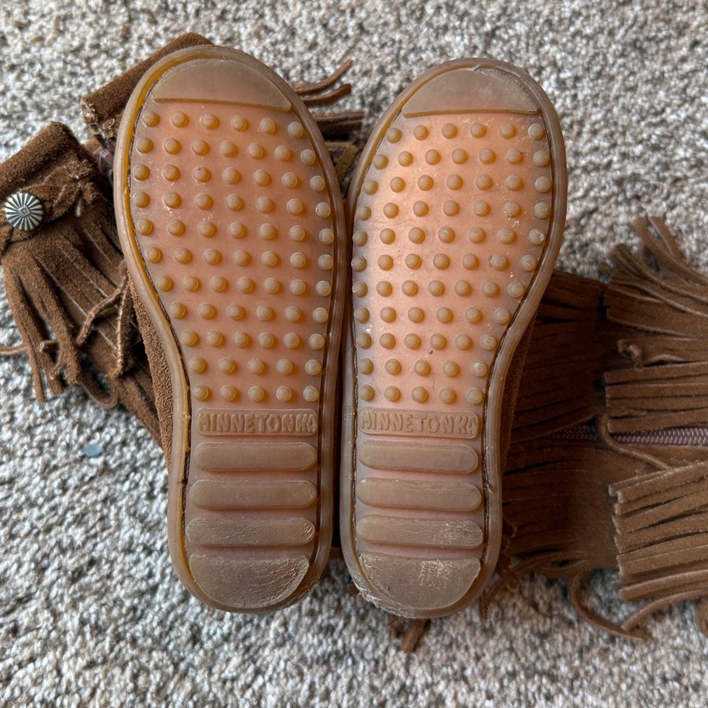 Minnetonka | Kids Tan Fringe Boots - Picture 7 of 11